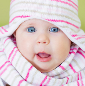 可爱的蓝眼睛的宝宝肖像图片