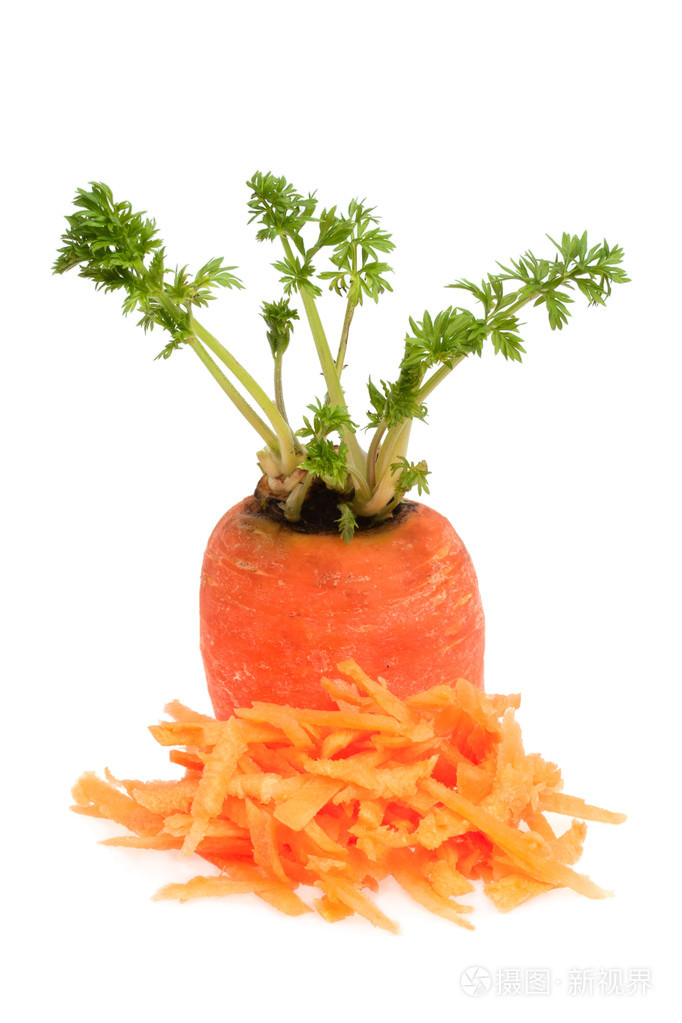 胡萝卜在白色背景上磨碎的根切片