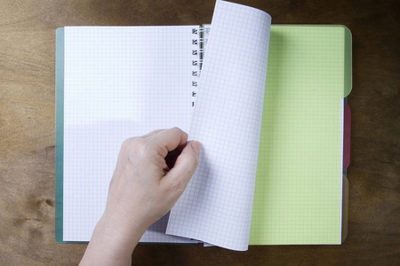 手翻页的笔记本照片