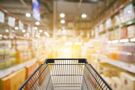 散景灯背景下的百货公司手推车照片