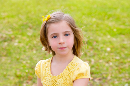 在公园的小金发女孩肖像。