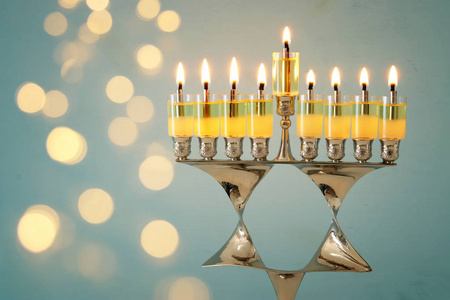 形象的犹太节日光明节背景燃烧蜡烛和烛台 传统烛台