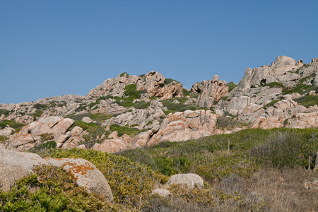 撒丁岛，意大利。撒丁岛岩石海岸附近帕劳