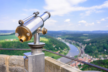望远镜在顶 Konigstein 堡垒观测甲板