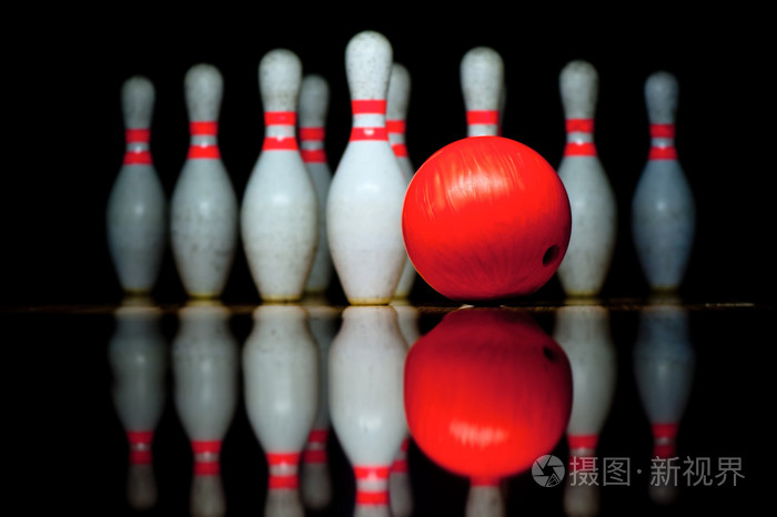 十个保龄球的针脚和球