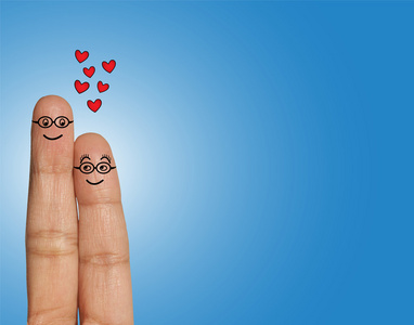 幸福的情侣与眼镜看对方爱使用手指的概念图