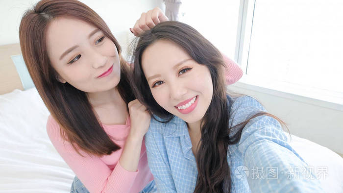 两个漂亮的女人在家里自拍快乐