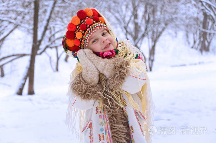 在冬天森林里的小女孩穿在乌克兰国家 c