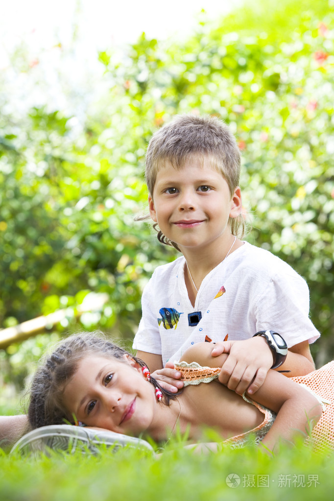 夏季环境中玩得开心的小小孩的肖像照片-正版商用图片062oen-摄图新