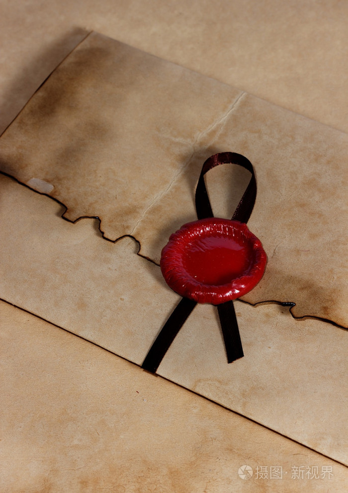 旧的纸,古老的羊皮纸,用蜡封信封密封和鹅毛笔的笔