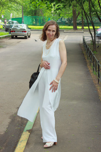 一个穿白色西装的女人
