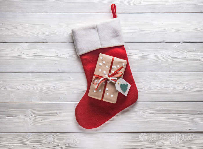 圣诞节.白色背景的礼物和红色袜子