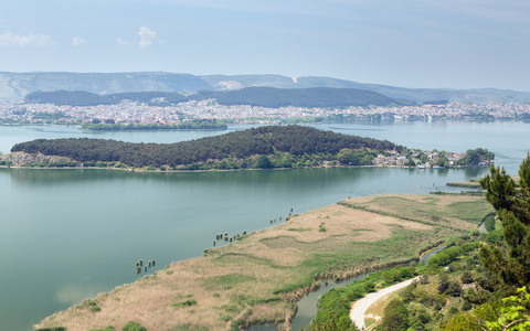 约阿尼纳和湖 pamvotis，沉浸在前景，希腊