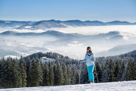 妇女滑雪者享受美丽的风景