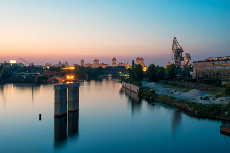 河边起重机的城市夜景