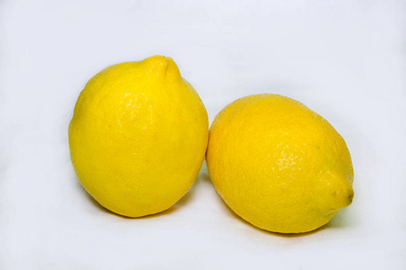 白色背景上的两个黄色柠檬