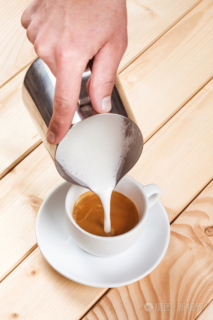 麾的牛奶倒进一杯咖啡模式创新