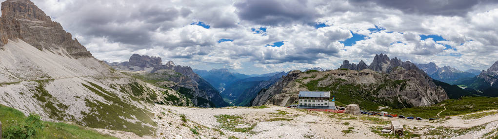 Tre 犯罪 di Lavaredo 避难所 轨道和山山峰