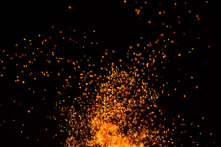 火火花粒子与火焰隔离在黑色背景.非常高的分辨率照片
