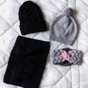 冬季配件收藏。白色背景的帽子, 围巾和棒球手套