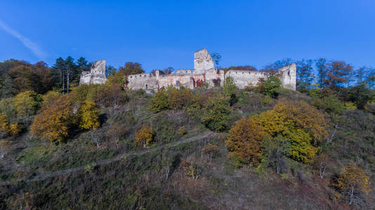 与村庄的中世纪强化撒克逊要塞。Transylvan
