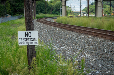 没有 Tresspassing 标志沿铁路