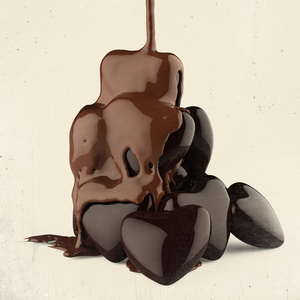 关闭了漏水在心的形状象征的巧克力糖浆
