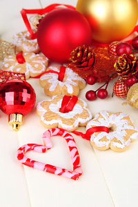 圣诞饼干和装饰上色彩木制背景