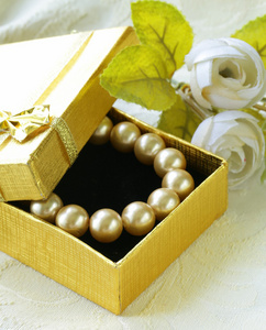 黄金礼品盒中的珍珠项链图片