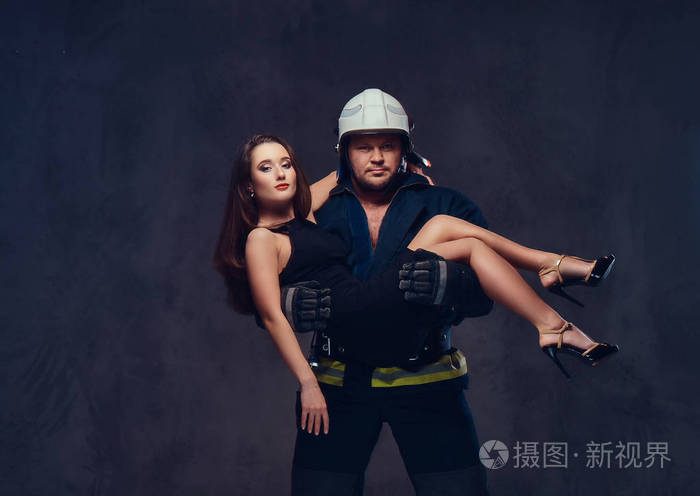 野蛮的消防员保存着黑色的晚礼服穿着黑皮肤的女性