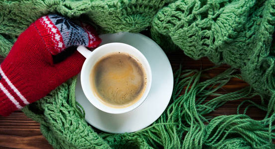 人手的全景在红色针织手套捧着杯热咖啡, 顶视图, 平坦。秋天的概念, 温暖和舒适