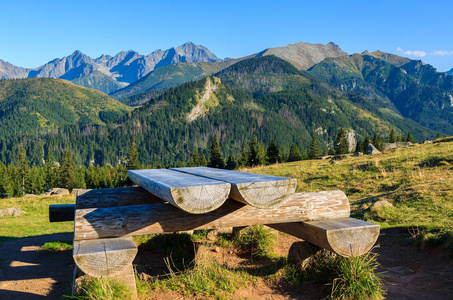 波兰 Tatra 山 Rusinowa 场的木制野餐桌