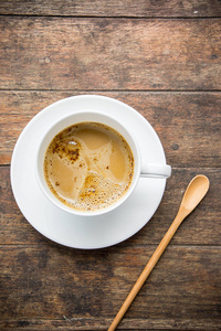 咖啡时间，速溶咖啡白色杯在木桌子上，旧的木头和副本空间上喝咖啡休息时间样式