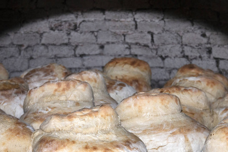 传统的乡村面包烹饪在石木炭烤箱, 传统从阿连特茹, 阿尔加维地区, 从葡萄牙