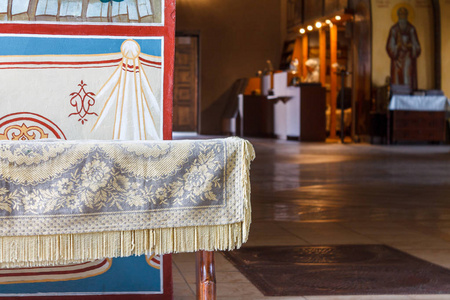 在基督教寺庙内部的木制长凳与布和彩绘墙
