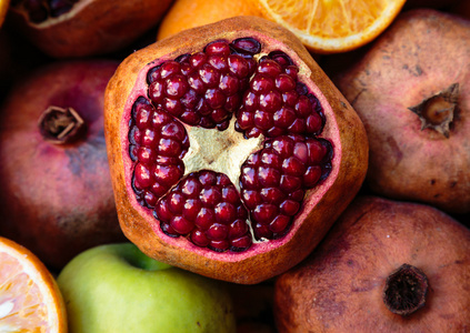 打开的石榴图片