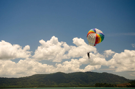 水上运动游客伞球在海滩上的天空