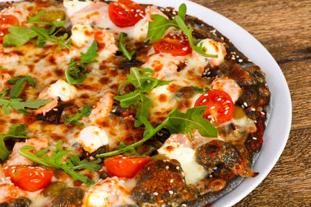 带鲑鱼和意大利干酪的比萨 ruccola