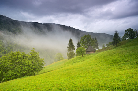 晚上在山中的风景。乌克兰