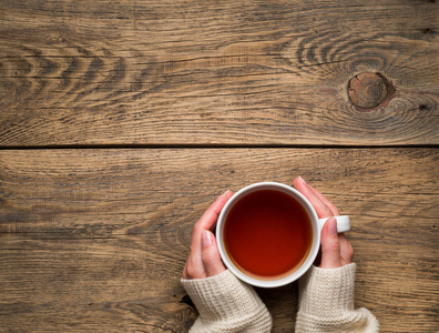 女性手捧着一杯热红茶.冷的冬天白色 w照片