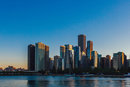芝加哥天际线的看法与摩天大楼由密歇根湖