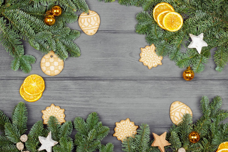 节日装饰品。圣诞作文, 饼干和橙片。文本空间, 从上往下看
