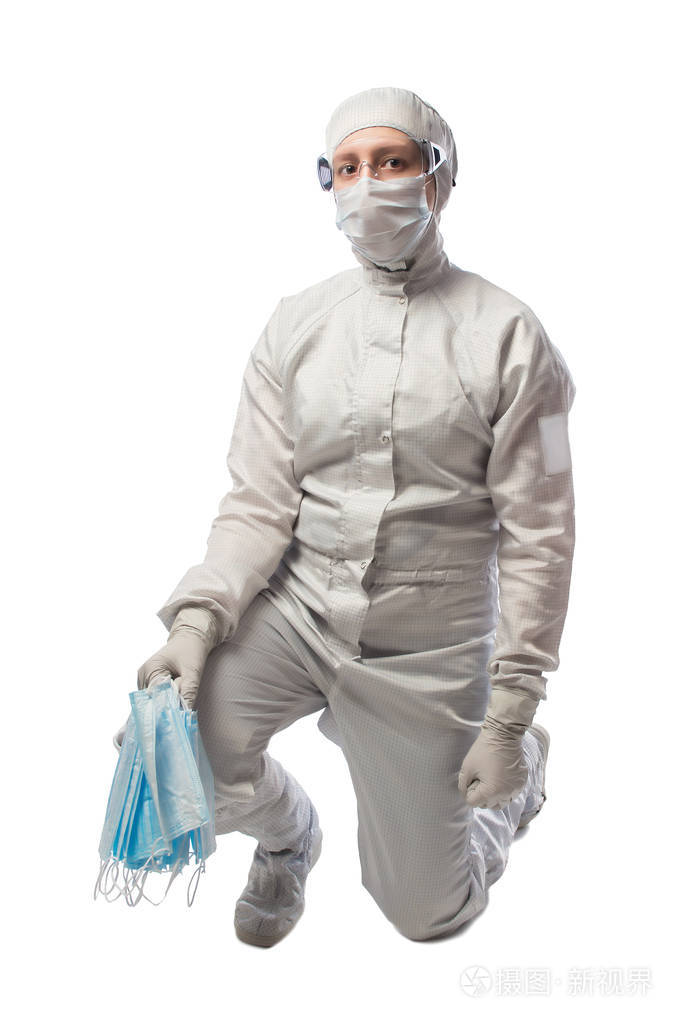 女孩在坐控股医用口罩的防护服