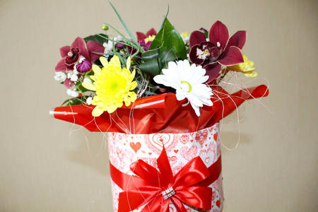 送给情人节鲜花兰花的礼物。为女孩