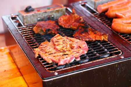 烤的香肠和肉在烧烤架上