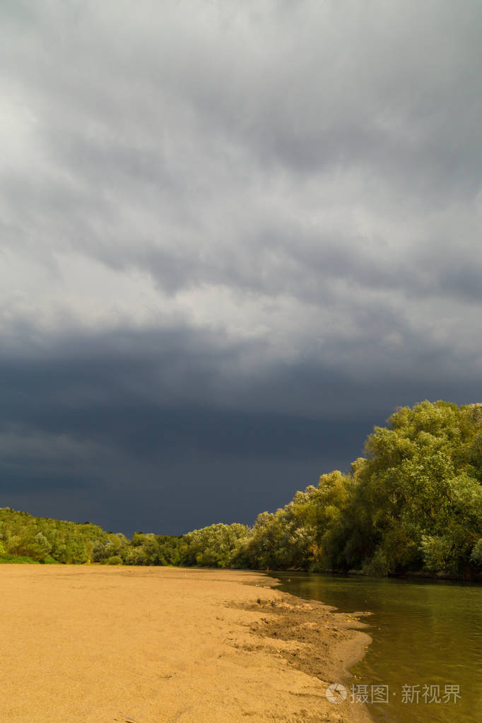 欧洲偏远农村地区的暴雨云与微小区突形成