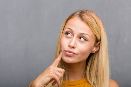 自然年轻的金发女子的肖像思考和查找