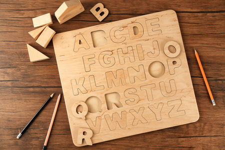 桌上的木制字母板