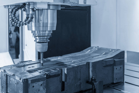 手用扳手修理汽车的发动机的电气部分在带有金属刨花的车床上钻孔细节