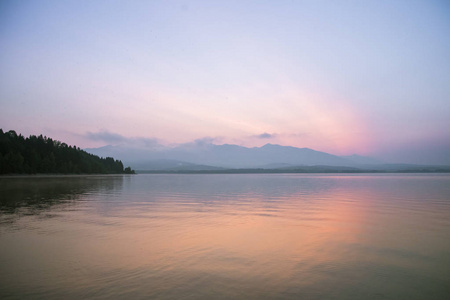 一个美丽的, 宁静的早晨的湖泊和山脉在远处的景观。七彩夏日风光, 山水如黎明。Tatra 山脉在斯洛伐克, 欧洲